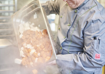 Dussmann situatives Shooting in der Großküche, Kantine, Unternehmensfotografie, Firmenfotografie - Veganuary