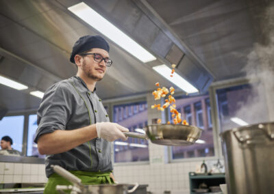 Dussmann situatives Shooting in der Großküche, Kantine, Unternehmensfotografie - Veganuary