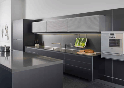 Referenzfoto - Shooting bulthaup - Blick auf eine grafisch geprägte dunkle Küche