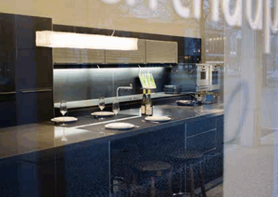 Referenzfoto - Shooting bulthaup - Blick von Draußen nach Innen auf eine Showküche