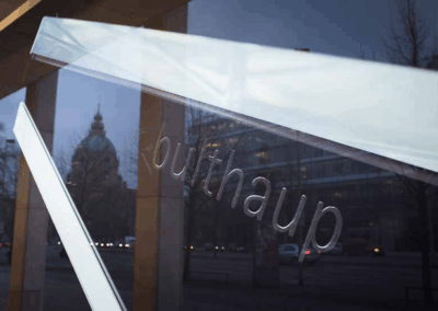 Referenzfoto - Shooting bulthaup - Stimmungsbild mit Logo und einer Spiegelung vom Rathaus in der Scheibe
