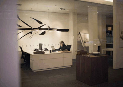 Referenzfoto - Shooting bulthaup - Eine Mitarbeiterin tlefoniert