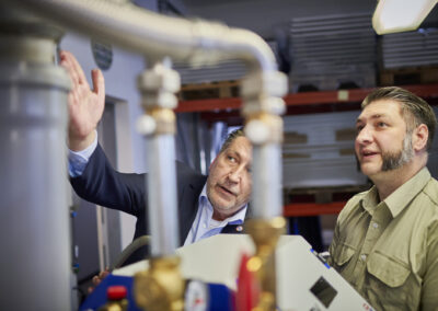 Energiewerkstatt ist ein mittelständisches, inhabergeführtes Unternehmen mit innovativen Produkten für die dezentrale Energieversorgung nach dem Prinzip der Kraft-Wärme-Kopplung. Die gleichzeitige Erzeugung von Wärme und Strom in einer kompakten, bediener- und wartungsfreundlichen Einheit sind unser Anspruch und Leitfaden. Dies setzen wir seit 1987 um und sind somit einer der ersten Anbieter dieser ressourcen- und klimaschonenden Technologie in Deutschland. Blockheizkraftwerke von Energiewerkstatt markieren seit Jahren den aktuellen technischen Stand und bewähren sich tagtäglich in kommunalen Einrichtungen, Hotels, Krankenhäuser, Seniorenheimen – überall dort, wo Wärme und Strom benötigt und wirtschaftlich erzeugt werden muss.