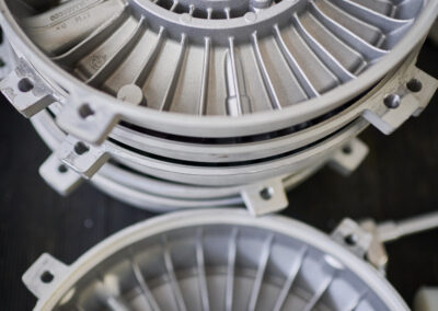 Energiewerkstatt ist ein mittelständisches, inhabergeführtes Unternehmen mit innovativen Produkten für die dezentrale Energieversorgung nach dem Prinzip der Kraft-Wärme-Kopplung. Die gleichzeitige Erzeugung von Wärme und Strom in einer kompakten, bediener- und wartungsfreundlichen Einheit sind unser Anspruch und Leitfaden. Dies setzen wir seit 1987 um und sind somit einer der ersten Anbieter dieser ressourcen- und klimaschonenden Technologie in Deutschland. Blockheizkraftwerke von Energiewerkstatt markieren seit Jahren den aktuellen technischen Stand und bewähren sich tagtäglich in kommunalen Einrichtungen, Hotels, Krankenhäuser, Seniorenheimen – überall dort, wo Wärme und Strom benötigt und wirtschaftlich erzeugt werden muss.