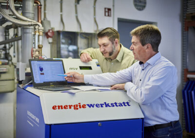 Energiewerkstatt ist ein mittelständisches, inhabergeführtes Unternehmen mit innovativen Produkten für die dezentrale Energieversorgung nach dem Prinzip der Kraft-Wärme-Kopplung. Die gleichzeitige Erzeugung von Wärme und Strom in einer kompakten, bediener- und wartungsfreundlichen Einheit sind unser Anspruch und Leitfaden. Dies setzen wir seit 1987 um und sind somit einer der ersten Anbieter dieser ressourcen- und klimaschonenden Technologie in Deutschland. Blockheizkraftwerke von Energiewerkstatt markieren seit Jahren den aktuellen technischen Stand und bewähren sich tagtäglich in kommunalen Einrichtungen, Hotels, Krankenhäuser, Seniorenheimen – überall dort, wo Wärme und Strom benötigt und wirtschaftlich erzeugt werden muss.