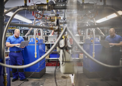 Energiewerkstatt ist ein mittelständisches, inhabergeführtes Unternehmen mit innovativen Produkten für die dezentrale Energieversorgung nach dem Prinzip der Kraft-Wärme-Kopplung. Die gleichzeitige Erzeugung von Wärme und Strom in einer kompakten, bediener- und wartungsfreundlichen Einheit sind unser Anspruch und Leitfaden. Dies setzen wir seit 1987 um und sind somit einer der ersten Anbieter dieser ressourcen- und klimaschonenden Technologie in Deutschland. Blockheizkraftwerke von Energiewerkstatt markieren seit Jahren den aktuellen technischen Stand und bewähren sich tagtäglich in kommunalen Einrichtungen, Hotels, Krankenhäuser, Seniorenheimen – überall dort, wo Wärme und Strom benötigt und wirtschaftlich erzeugt werden muss.