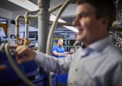 Energiewerkstatt ist ein mittelständisches, inhabergeführtes Unternehmen mit innovativen Produkten für die dezentrale Energieversorgung nach dem Prinzip der Kraft-Wärme-Kopplung. Die gleichzeitige Erzeugung von Wärme und Strom in einer kompakten, bediener- und wartungsfreundlichen Einheit sind unser Anspruch und Leitfaden. Dies setzen wir seit 1987 um und sind somit einer der ersten Anbieter dieser ressourcen- und klimaschonenden Technologie in Deutschland. Blockheizkraftwerke von Energiewerkstatt markieren seit Jahren den aktuellen technischen Stand und bewähren sich tagtäglich in kommunalen Einrichtungen, Hotels, Krankenhäuser, Seniorenheimen – überall dort, wo Wärme und Strom benötigt und wirtschaftlich erzeugt werden muss.