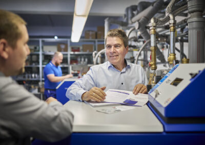 Energiewerkstatt ist ein mittelständisches, inhabergeführtes Unternehmen mit innovativen Produkten für die dezentrale Energieversorgung nach dem Prinzip der Kraft-Wärme-Kopplung. Die gleichzeitige Erzeugung von Wärme und Strom in einer kompakten, bediener- und wartungsfreundlichen Einheit sind unser Anspruch und Leitfaden. Dies setzen wir seit 1987 um und sind somit einer der ersten Anbieter dieser ressourcen- und klimaschonenden Technologie in Deutschland. Blockheizkraftwerke von Energiewerkstatt markieren seit Jahren den aktuellen technischen Stand und bewähren sich tagtäglich in kommunalen Einrichtungen, Hotels, Krankenhäuser, Seniorenheimen – überall dort, wo Wärme und Strom benötigt und wirtschaftlich erzeugt werden muss.