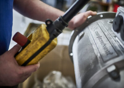 Energiewerkstatt ist ein mittelständisches, inhabergeführtes Unternehmen mit innovativen Produkten für die dezentrale Energieversorgung nach dem Prinzip der Kraft-Wärme-Kopplung. Die gleichzeitige Erzeugung von Wärme und Strom in einer kompakten, bediener- und wartungsfreundlichen Einheit sind unser Anspruch und Leitfaden. Dies setzen wir seit 1987 um und sind somit einer der ersten Anbieter dieser ressourcen- und klimaschonenden Technologie in Deutschland. Blockheizkraftwerke von Energiewerkstatt markieren seit Jahren den aktuellen technischen Stand und bewähren sich tagtäglich in kommunalen Einrichtungen, Hotels, Krankenhäuser, Seniorenheimen – überall dort, wo Wärme und Strom benötigt und wirtschaftlich erzeugt werden muss.