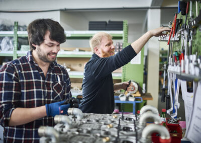 Energiewerkstatt ist ein mittelständisches, inhabergeführtes Unternehmen mit innovativen Produkten für die dezentrale Energieversorgung nach dem Prinzip der Kraft-Wärme-Kopplung. Die gleichzeitige Erzeugung von Wärme und Strom in einer kompakten, bediener- und wartungsfreundlichen Einheit sind unser Anspruch und Leitfaden. Dies setzen wir seit 1987 um und sind somit einer der ersten Anbieter dieser ressourcen- und klimaschonenden Technologie in Deutschland. Blockheizkraftwerke von Energiewerkstatt markieren seit Jahren den aktuellen technischen Stand und bewähren sich tagtäglich in kommunalen Einrichtungen, Hotels, Krankenhäuser, Seniorenheimen – überall dort, wo Wärme und Strom benötigt und wirtschaftlich erzeugt werden muss.