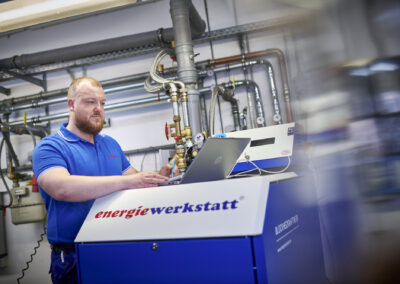 Energiewerkstatt ist ein mittelständisches, inhabergeführtes Unternehmen mit innovativen Produkten für die dezentrale Energieversorgung nach dem Prinzip der Kraft-Wärme-Kopplung. Die gleichzeitige Erzeugung von Wärme und Strom in einer kompakten, bediener- und wartungsfreundlichen Einheit sind unser Anspruch und Leitfaden. Dies setzen wir seit 1987 um und sind somit einer der ersten Anbieter dieser ressourcen- und klimaschonenden Technologie in Deutschland. Blockheizkraftwerke von Energiewerkstatt markieren seit Jahren den aktuellen technischen Stand und bewähren sich tagtäglich in kommunalen Einrichtungen, Hotels, Krankenhäuser, Seniorenheimen – überall dort, wo Wärme und Strom benötigt und wirtschaftlich erzeugt werden muss.