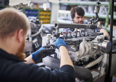 Energiewerkstatt ist ein mittelständisches, inhabergeführtes Unternehmen mit innovativen Produkten für die dezentrale Energieversorgung nach dem Prinzip der Kraft-Wärme-Kopplung. Die gleichzeitige Erzeugung von Wärme und Strom in einer kompakten, bediener- und wartungsfreundlichen Einheit sind unser Anspruch und Leitfaden. Dies setzen wir seit 1987 um und sind somit einer der ersten Anbieter dieser ressourcen- und klimaschonenden Technologie in Deutschland. Blockheizkraftwerke von Energiewerkstatt markieren seit Jahren den aktuellen technischen Stand und bewähren sich tagtäglich in kommunalen Einrichtungen, Hotels, Krankenhäuser, Seniorenheimen – überall dort, wo Wärme und Strom benötigt und wirtschaftlich erzeugt werden muss.