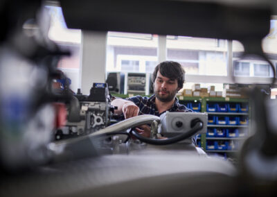 Energiewerkstatt ist ein mittelständisches, inhabergeführtes Unternehmen mit innovativen Produkten für die dezentrale Energieversorgung nach dem Prinzip der Kraft-Wärme-Kopplung. Die gleichzeitige Erzeugung von Wärme und Strom in einer kompakten, bediener- und wartungsfreundlichen Einheit sind unser Anspruch und Leitfaden. Dies setzen wir seit 1987 um und sind somit einer der ersten Anbieter dieser ressourcen- und klimaschonenden Technologie in Deutschland. Blockheizkraftwerke von Energiewerkstatt markieren seit Jahren den aktuellen technischen Stand und bewähren sich tagtäglich in kommunalen Einrichtungen, Hotels, Krankenhäuser, Seniorenheimen – überall dort, wo Wärme und Strom benötigt und wirtschaftlich erzeugt werden muss.