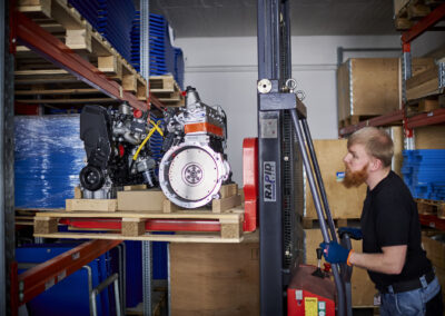 Energiewerkstatt ist ein mittelständisches, inhabergeführtes Unternehmen mit innovativen Produkten für die dezentrale Energieversorgung nach dem Prinzip der Kraft-Wärme-Kopplung. Die gleichzeitige Erzeugung von Wärme und Strom in einer kompakten, bediener- und wartungsfreundlichen Einheit sind unser Anspruch und Leitfaden. Dies setzen wir seit 1987 um und sind somit einer der ersten Anbieter dieser ressourcen- und klimaschonenden Technologie in Deutschland. Blockheizkraftwerke von Energiewerkstatt markieren seit Jahren den aktuellen technischen Stand und bewähren sich tagtäglich in kommunalen Einrichtungen, Hotels, Krankenhäuser, Seniorenheimen – überall dort, wo Wärme und Strom benötigt und wirtschaftlich erzeugt werden muss.