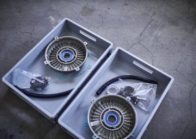 Energiewerkstatt ist ein mittelständisches, inhabergeführtes Unternehmen mit innovativen Produkten für die dezentrale Energieversorgung nach dem Prinzip der Kraft-Wärme-Kopplung. Die gleichzeitige Erzeugung von Wärme und Strom in einer kompakten, bediener- und wartungsfreundlichen Einheit sind unser Anspruch und Leitfaden. Dies setzen wir seit 1987 um und sind somit einer der ersten Anbieter dieser ressourcen- und klimaschonenden Technologie in Deutschland. Blockheizkraftwerke von Energiewerkstatt markieren seit Jahren den aktuellen technischen Stand und bewähren sich tagtäglich in kommunalen Einrichtungen, Hotels, Krankenhäuser, Seniorenheimen – überall dort, wo Wärme und Strom benötigt und wirtschaftlich erzeugt werden muss.