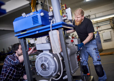 Energiewerkstatt ist ein mittelständisches, inhabergeführtes Unternehmen mit innovativen Produkten für die dezentrale Energieversorgung nach dem Prinzip der Kraft-Wärme-Kopplung. Die gleichzeitige Erzeugung von Wärme und Strom in einer kompakten, bediener- und wartungsfreundlichen Einheit sind unser Anspruch und Leitfaden. Dies setzen wir seit 1987 um und sind somit einer der ersten Anbieter dieser ressourcen- und klimaschonenden Technologie in Deutschland. Blockheizkraftwerke von Energiewerkstatt markieren seit Jahren den aktuellen technischen Stand und bewähren sich tagtäglich in kommunalen Einrichtungen, Hotels, Krankenhäuser, Seniorenheimen – überall dort, wo Wärme und Strom benötigt und wirtschaftlich erzeugt werden muss.