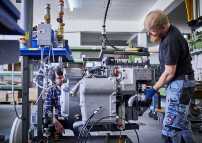 Energiewerkstatt ist ein mittelständisches, inhabergeführtes Unternehmen mit innovativen Produkten für die dezentrale Energieversorgung nach dem Prinzip der Kraft-Wärme-Kopplung. Die gleichzeitige Erzeugung von Wärme und Strom in einer kompakten, bediener- und wartungsfreundlichen Einheit sind unser Anspruch und Leitfaden. Dies setzen wir seit 1987 um und sind somit einer der ersten Anbieter dieser ressourcen- und klimaschonenden Technologie in Deutschland. Blockheizkraftwerke von Energiewerkstatt markieren seit Jahren den aktuellen technischen Stand und bewähren sich tagtäglich in kommunalen Einrichtungen, Hotels, Krankenhäuser, Seniorenheimen – überall dort, wo Wärme und Strom benötigt und wirtschaftlich erzeugt werden muss.