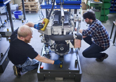 Energiewerkstatt ist ein mittelständisches, inhabergeführtes Unternehmen mit innovativen Produkten für die dezentrale Energieversorgung nach dem Prinzip der Kraft-Wärme-Kopplung. Die gleichzeitige Erzeugung von Wärme und Strom in einer kompakten, bediener- und wartungsfreundlichen Einheit sind unser Anspruch und Leitfaden. Dies setzen wir seit 1987 um und sind somit einer der ersten Anbieter dieser ressourcen- und klimaschonenden Technologie in Deutschland. Blockheizkraftwerke von Energiewerkstatt markieren seit Jahren den aktuellen technischen Stand und bewähren sich tagtäglich in kommunalen Einrichtungen, Hotels, Krankenhäuser, Seniorenheimen – überall dort, wo Wärme und Strom benötigt und wirtschaftlich erzeugt werden muss.