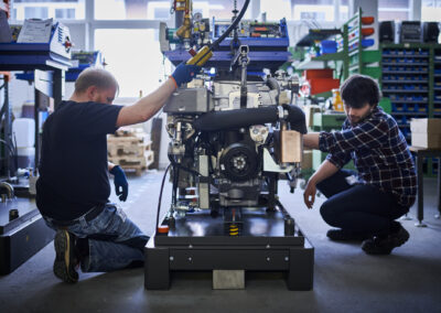 Energiewerkstatt ist ein mittelständisches, inhabergeführtes Unternehmen mit innovativen Produkten für die dezentrale Energieversorgung nach dem Prinzip der Kraft-Wärme-Kopplung. Die gleichzeitige Erzeugung von Wärme und Strom in einer kompakten, bediener- und wartungsfreundlichen Einheit sind unser Anspruch und Leitfaden. Dies setzen wir seit 1987 um und sind somit einer der ersten Anbieter dieser ressourcen- und klimaschonenden Technologie in Deutschland. Blockheizkraftwerke von Energiewerkstatt markieren seit Jahren den aktuellen technischen Stand und bewähren sich tagtäglich in kommunalen Einrichtungen, Hotels, Krankenhäuser, Seniorenheimen – überall dort, wo Wärme und Strom benötigt und wirtschaftlich erzeugt werden muss.