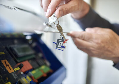 Energiewerkstatt ist ein mittelständisches, inhabergeführtes Unternehmen mit innovativen Produkten für die dezentrale Energieversorgung nach dem Prinzip der Kraft-Wärme-Kopplung. Die gleichzeitige Erzeugung von Wärme und Strom in einer kompakten, bediener- und wartungsfreundlichen Einheit sind unser Anspruch und Leitfaden. Dies setzen wir seit 1987 um und sind somit einer der ersten Anbieter dieser ressourcen- und klimaschonenden Technologie in Deutschland. Blockheizkraftwerke von Energiewerkstatt markieren seit Jahren den aktuellen technischen Stand und bewähren sich tagtäglich in kommunalen Einrichtungen, Hotels, Krankenhäuser, Seniorenheimen – überall dort, wo Wärme und Strom benötigt und wirtschaftlich erzeugt werden muss.