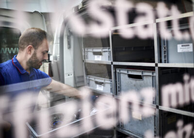 Energiewerkstatt ist ein mittelständisches, inhabergeführtes Unternehmen mit innovativen Produkten für die dezentrale Energieversorgung nach dem Prinzip der Kraft-Wärme-Kopplung. Die gleichzeitige Erzeugung von Wärme und Strom in einer kompakten, bediener- und wartungsfreundlichen Einheit sind unser Anspruch und Leitfaden. Dies setzen wir seit 1987 um und sind somit einer der ersten Anbieter dieser ressourcen- und klimaschonenden Technologie in Deutschland. Blockheizkraftwerke von Energiewerkstatt markieren seit Jahren den aktuellen technischen Stand und bewähren sich tagtäglich in kommunalen Einrichtungen, Hotels, Krankenhäuser, Seniorenheimen – überall dort, wo Wärme und Strom benötigt und wirtschaftlich erzeugt werden muss.