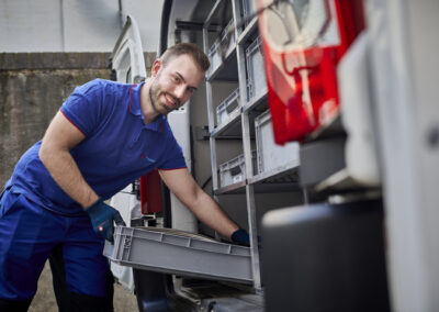 Energiewerkstatt ist ein mittelständisches, inhabergeführtes Unternehmen mit innovativen Produkten für die dezentrale Energieversorgung nach dem Prinzip der Kraft-Wärme-Kopplung. Die gleichzeitige Erzeugung von Wärme und Strom in einer kompakten, bediener- und wartungsfreundlichen Einheit sind unser Anspruch und Leitfaden. Dies setzen wir seit 1987 um und sind somit einer der ersten Anbieter dieser ressourcen- und klimaschonenden Technologie in Deutschland. Blockheizkraftwerke von Energiewerkstatt markieren seit Jahren den aktuellen technischen Stand und bewähren sich tagtäglich in kommunalen Einrichtungen, Hotels, Krankenhäuser, Seniorenheimen – überall dort, wo Wärme und Strom benötigt und wirtschaftlich erzeugt werden muss.