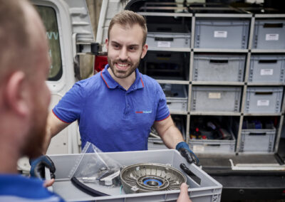 Energiewerkstatt ist ein mittelständisches, inhabergeführtes Unternehmen mit innovativen Produkten für die dezentrale Energieversorgung nach dem Prinzip der Kraft-Wärme-Kopplung. Die gleichzeitige Erzeugung von Wärme und Strom in einer kompakten, bediener- und wartungsfreundlichen Einheit sind unser Anspruch und Leitfaden. Dies setzen wir seit 1987 um und sind somit einer der ersten Anbieter dieser ressourcen- und klimaschonenden Technologie in Deutschland. Blockheizkraftwerke von Energiewerkstatt markieren seit Jahren den aktuellen technischen Stand und bewähren sich tagtäglich in kommunalen Einrichtungen, Hotels, Krankenhäuser, Seniorenheimen – überall dort, wo Wärme und Strom benötigt und wirtschaftlich erzeugt werden muss.