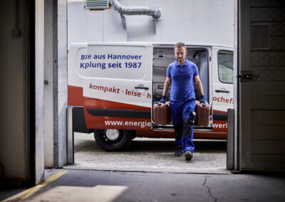 Energiewerkstatt ist ein mittelständisches, inhabergeführtes Unternehmen mit innovativen Produkten für die dezentrale Energieversorgung nach dem Prinzip der Kraft-Wärme-Kopplung. Die gleichzeitige Erzeugung von Wärme und Strom in einer kompakten, bediener- und wartungsfreundlichen Einheit sind unser Anspruch und Leitfaden. Dies setzen wir seit 1987 um und sind somit einer der ersten Anbieter dieser ressourcen- und klimaschonenden Technologie in Deutschland. Blockheizkraftwerke von Energiewerkstatt markieren seit Jahren den aktuellen technischen Stand und bewähren sich tagtäglich in kommunalen Einrichtungen, Hotels, Krankenhäuser, Seniorenheimen – überall dort, wo Wärme und Strom benötigt und wirtschaftlich erzeugt werden muss.