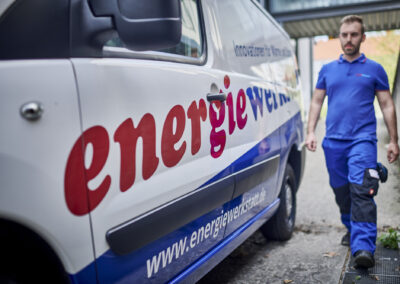 Energiewerkstatt ist ein mittelständisches, inhabergeführtes Unternehmen mit innovativen Produkten für die dezentrale Energieversorgung nach dem Prinzip der Kraft-Wärme-Kopplung. Die gleichzeitige Erzeugung von Wärme und Strom in einer kompakten, bediener- und wartungsfreundlichen Einheit sind unser Anspruch und Leitfaden. Dies setzen wir seit 1987 um und sind somit einer der ersten Anbieter dieser ressourcen- und klimaschonenden Technologie in Deutschland. Blockheizkraftwerke von Energiewerkstatt markieren seit Jahren den aktuellen technischen Stand und bewähren sich tagtäglich in kommunalen Einrichtungen, Hotels, Krankenhäuser, Seniorenheimen – überall dort, wo Wärme und Strom benötigt und wirtschaftlich erzeugt werden muss.