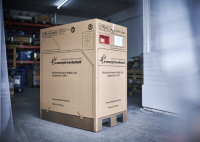 Energiewerkstatt ist ein mittelständisches, inhabergeführtes Unternehmen mit innovativen Produkten für die dezentrale Energieversorgung nach dem Prinzip der Kraft-Wärme-Kopplung. Die gleichzeitige Erzeugung von Wärme und Strom in einer kompakten, bediener- und wartungsfreundlichen Einheit sind unser Anspruch und Leitfaden. Dies setzen wir seit 1987 um und sind somit einer der ersten Anbieter dieser ressourcen- und klimaschonenden Technologie in Deutschland. Blockheizkraftwerke von Energiewerkstatt markieren seit Jahren den aktuellen technischen Stand und bewähren sich tagtäglich in kommunalen Einrichtungen, Hotels, Krankenhäuser, Seniorenheimen – überall dort, wo Wärme und Strom benötigt und wirtschaftlich erzeugt werden muss.