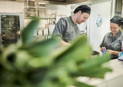 Dussmann situatives Shooting in der Großküche, Kantine, Unternehmensfotografie - Veganuary