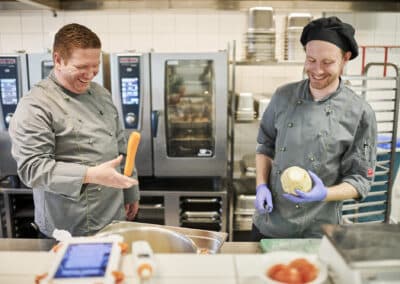 Dussmann situatives Shooting in der Großküche, Kantine, Unternehmensfotografie - Veganuary