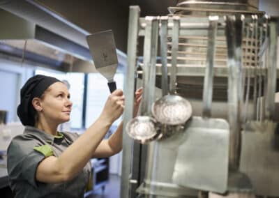 Dussmann situatives Shooting in der Großküche, Kantine, Unternehmensfotografie - Veganuary