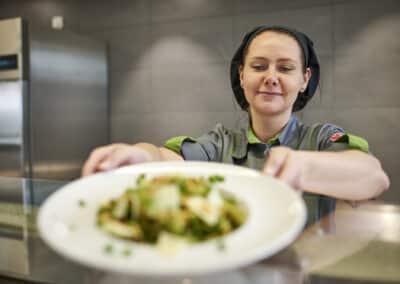 Dussmann situatives Shooting in der Großküche, Kantine, Unternehmensfotografie - Veganuary