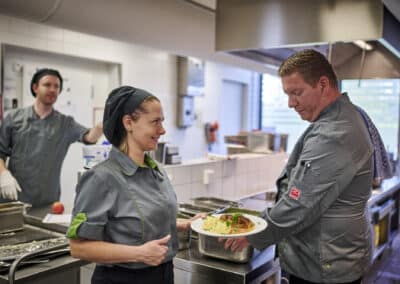 Dussmann situatives Shooting in der Großküche, Kantine, Unternehmensfotografie - Veganuary